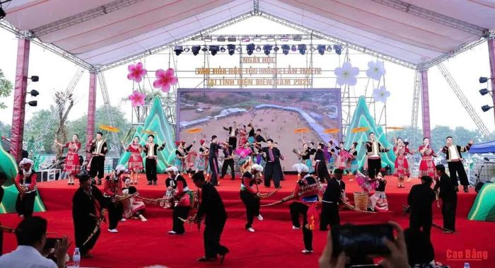 Những lời ca, điệu múa hòa cùng nhịp khèn kết nối cộng đồng, để di sản văn hóa dân tộc Mông tiếp tục được gìn giữ, trao truyền và lan tỏa qua các thế hệ.