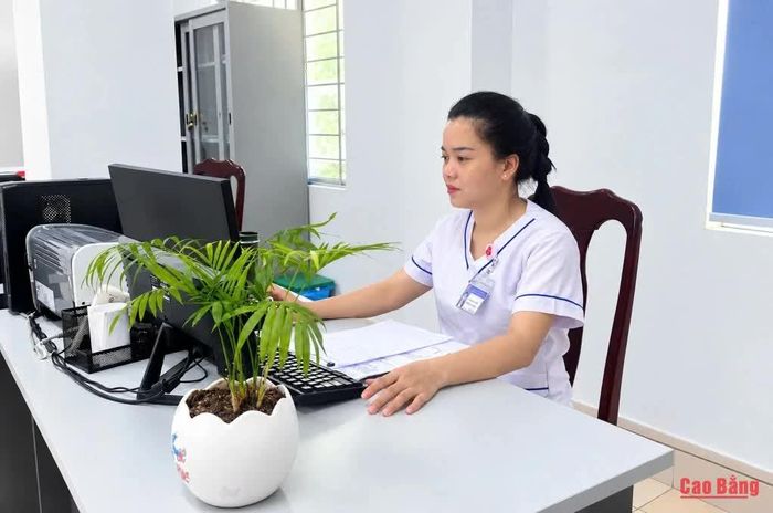 Điều dưỡng Vân Anh cập nhật thông tin, theo dõi hồ sơ người bệnh, góp phần bảo đảm công tác chăm sóc và điều trị được thực hiện chu đáo, kịp thời.