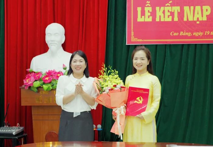 Đồng chí Nguyễn Thị Bích Ngọc, Phó Bí thư Đảng ủy, Phó Giám đốc Báo và Phát thanh, truyền hình trao quyết định kết nạp Đảng cho đảng viên mới Chi bộ Thời sự - Truyền thông số.
