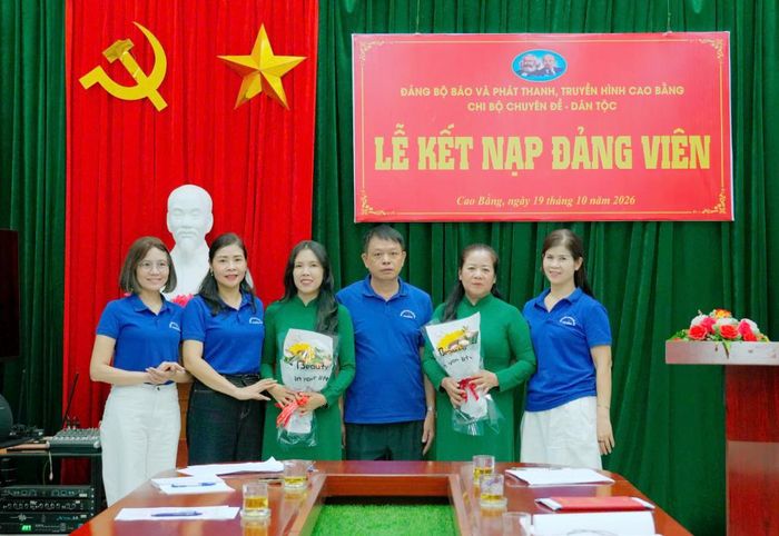 Đồng chí Hoàng Văn Trọng, Đảng uỷ viên, Phó Giám đốc Báo và Phát thanh, truyền hình và Chi uỷ Chi bộ Chuyên đề - Dân tộc chụp ảnh lưu niệm với 2 đảng viên mới.