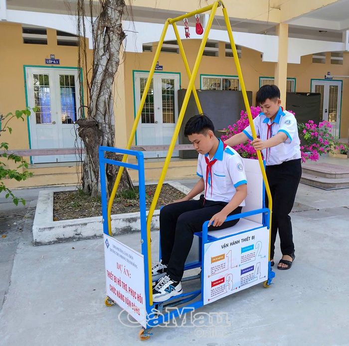 Nhóm tác giả tự mình trải nghiệm, kiểm tra độ linh hoạt của thiết bị trước khi đưa vào sử dụng.