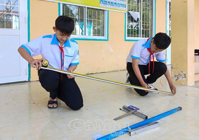 Nhóm tác giả kiểm tra và lắp đặt từng chi tiết nhỏ, đảm bảo thiết bị chuyển đổi tư thế trơn tru và an toàn nhất cho người bệnh.