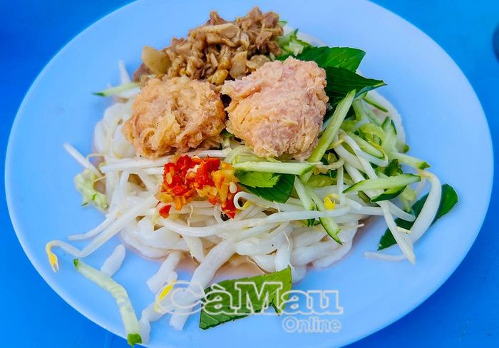 Bánh tằm Ngan Dừa là món ăn đặc trưng với sợi bánh dai, vị béo.