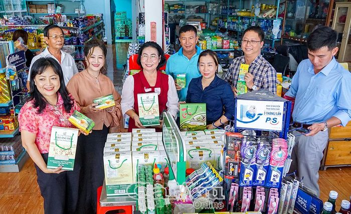 Hội Xúc tiến Thương mại và Phát triển nguồn nhân lực tỉnh Cà Mau khảo sát các cửa hàng tại phường Vĩnh Trạch để kết nối mở rộng điểm tiêu thụ sản phẩm OCOP của tỉnh.