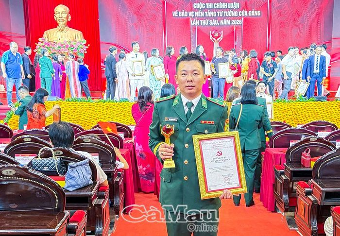 Tác giả Võ Hoàng Tặng, Chính trị viên Đồn Biên phòng Tân Tiến, chụp ảnh lưu niệm tại lễ trao giải Cuộc thi chính luận về bảo vệ nền tảng tư tưởng của Đảng lần thứ Sáu - năm 2026 tại Hà Nội.