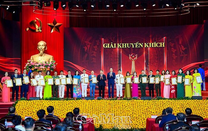  Tác giả Võ Hoàng Tặng, đơn vị tỉnh Cà Mau (thứ chín từ trái sang), nhận giải Khuyến khích.