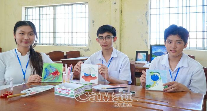 Bột tranh từ vỏ tôm được đưa vào hoạt động học tập, sáng tạo mỹ thuật tại Trường THPT Tắc Vân.