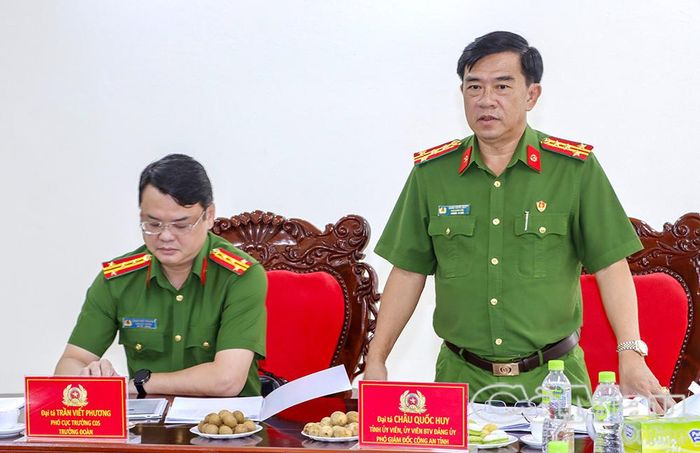 Đại tá Châu Quốc Huy, Phó Giám đốc Công an tỉnh Cà Mau, tiếp thu ý kiến của Đoàn công tác.