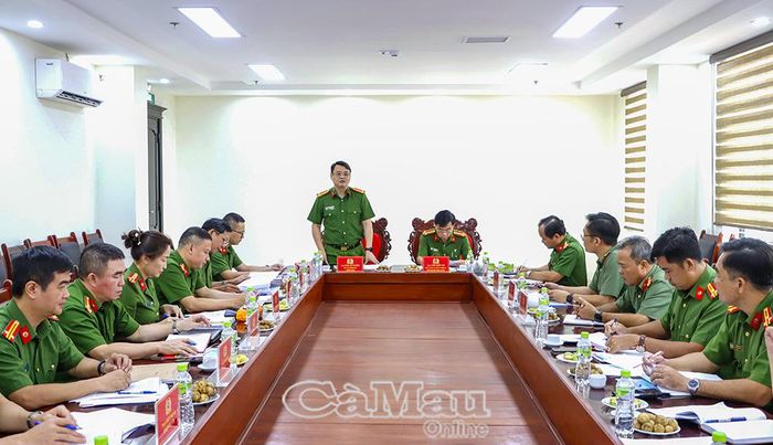 Các đại biểu tham dự buổi kiểm tra công tác phòng, chống tội phạm về môi trường tại Công an tỉnh Cà Mau.