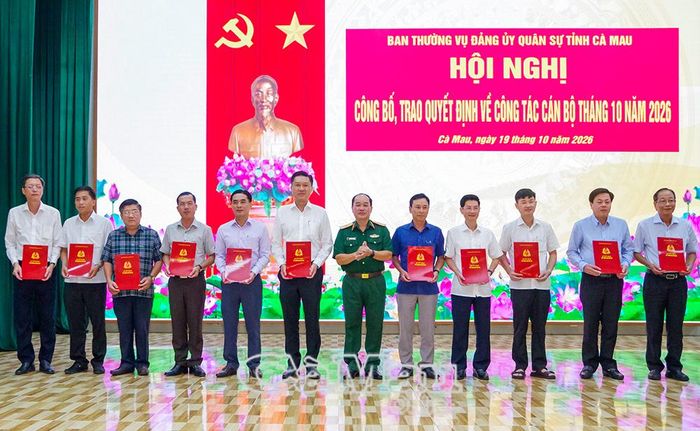 Thiếu tướng Nguyễn Văn Ngành, Uỷ viên Ban Thường vụ Tỉnh uỷ, Phó Bí thư Đảng uỷ Quân sự, Chỉ huy trưởng Bộ CHQS tỉnh, trao quyết định miễn nhiệm chức vụ Chính trị viên Ban CHQS xã, phường đối với các đồng chí Bí thư Đảng uỷ xã, phường.