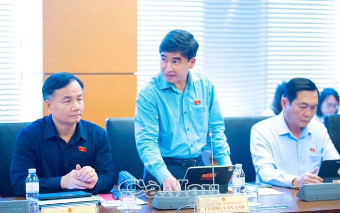 Đại biểu Lương Văn Anh, Uỷ viên chuyên trách Uỷ ban Khoa học, Công nghệ và Môi trường của Quốc hội, đóng góp ý kiến đối với dự án Luật Đấu giá tài sản (sửa đổi).