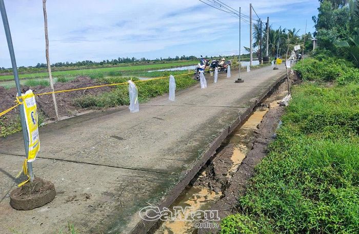 Chính quyền xã Vĩnh Lộc đã đặt biển cảnh báo, rào chắn khu vực nguy hiểm tại đoạn sạt lở thuộc ấp Vĩnh Thạnh.