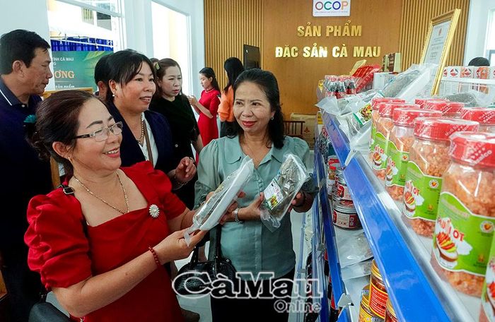 Khách tham quan, lựa chọn các mặt hàng đặc sản tại điểm bán, thuận tiện tiếp cận sản phẩm có nguồn gốc rõ ràng.