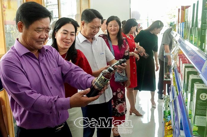 Các sản phẩm OCOP Cà Mau thu hút sự quan tâm của người tiêu dùng.