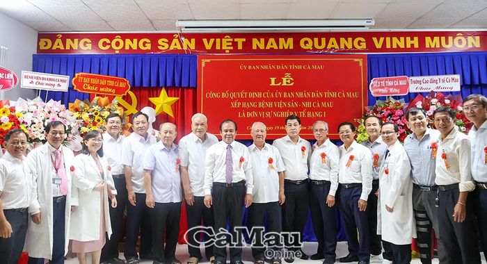 Phó Chủ tịch UBND tỉnh Nguyễn Minh Luân chụp ảnh lưu niệm cùng lãnh đạo Sở Y tế qua các thời kỳ và tập thể cán bộ, y bác sĩ Bệnh viện Sản - Nhi Cà Mau.