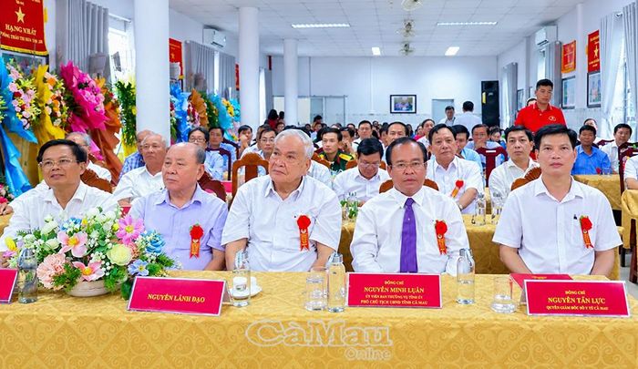 Phó Chủ tịch UBND tỉnh Nguyễn Minh Luân và các đồng chí lãnh đạo, nguyên lãnh đạo Sở Y tế dự lễ công bố quyết định xếp hạng Bệnh viện Sản - Nhi Cà Mau là Bệnh viện hạng I.
