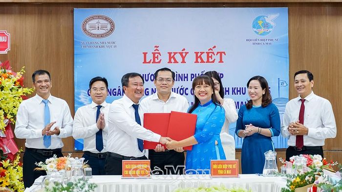 Phó Chủ tịch UBND tỉnh Ngô Vũ Thăng (giữa) chứng kiến đại diện Ngân hàng Nhà nước Khu vực 15 tại Cà Mau và Hội LHPN tỉnh ký kết chương trình phối hợp.
