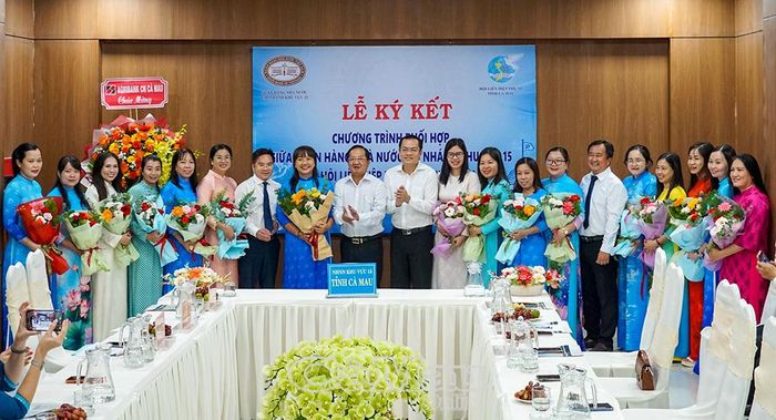Dịp này, các đồng chí lãnh đạo tỉnh tặng hoa chúc mừng cán bộ Hội LHPN cơ sở nhân Ngày Phụ nữ Việt Nam 20/10.