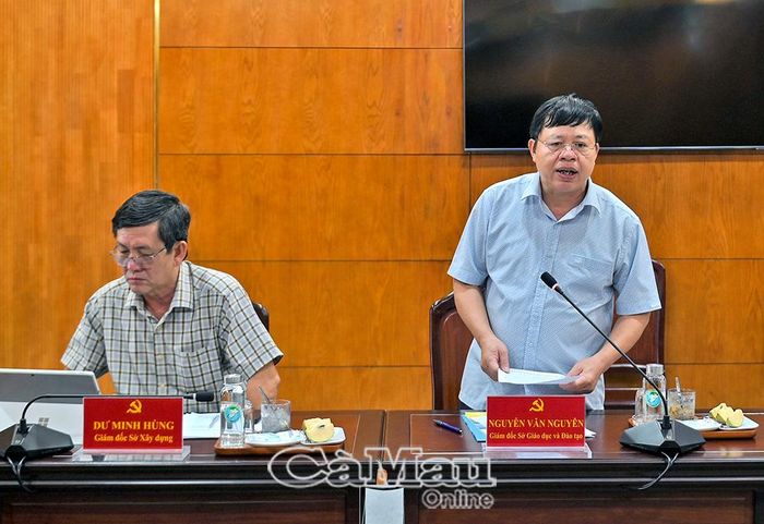 Giám đốc Sở Giáo dục và Đào tạo Nguyễn Văn Nguyên kiến nghị đưa các chỉ tiêu phát triển giáo dục, hoàn thiện cơ sở vật chất trường lớp và chuyển đổi số vào tiêu chí đánh giá mức độ hoàn thành nhiệm vụ hằng năm của người đứng đầu cấp ủy, chính quyền địa phương.