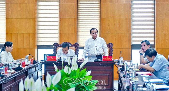 Phó Chủ tịch UBND tỉnh Nguyễn Minh Luân đề nghị ngành giáo dục và Chủ tịch UBND các địa phương phải chịu trách nhiệm về việc cung cấp đủ sách giáo khoa cho học sinh thuộc phạm vi quản lý.