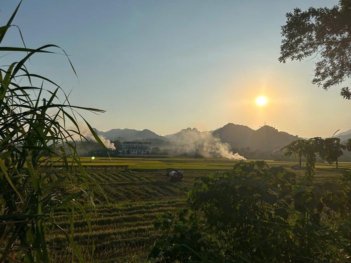 Cảnh núi đồi Xóm Gai, phường Tân Hòa, Phú Thọ, đẹp bình yên trong ánh hoàng hôn cuối ngày. Ảnh: BÌNH MINH