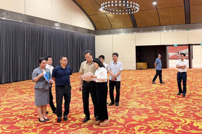 Tổng Kiểm toán nhà nước Nguyễn Hữu Nghĩa kiểm tra địa điểm tổ chức Hội thảo quốc tế. Ảnh: Thu Hẳng