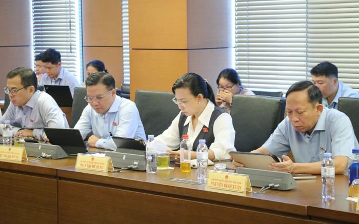 Các đại biểu Quốc hội thảo luận tại Tổ về Dự án Luật Luật sư (sửa đổi). Ảnh: N. TRƯỜNG