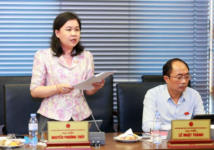 Đại biểu Nguyễn Phương Thủy phát biểu thảo luận. Ảnh: VĂN TUYẾN