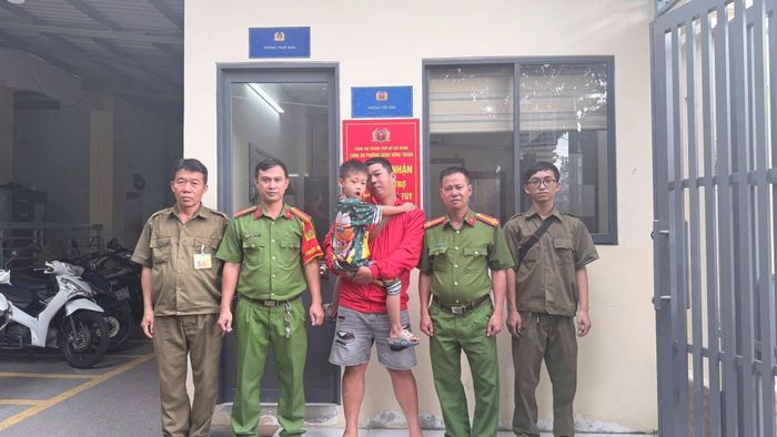 Gia đình đón cháu T. về. Ảnh: Công an phường Đông Hưng Thuận. ↵