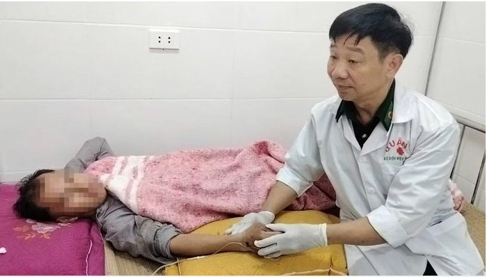 Các bác sĩ cấp cứu cho anh D. ↵