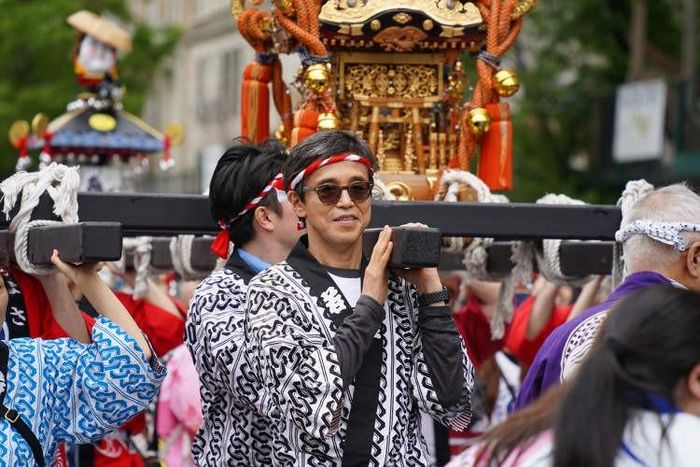 Các nam thanh niên mặc trang phục truyền thống gánh cỗ kiệu Mikoshi nặng hàng tấn di chuyển qua các con phố trong lễ hội Thần đạo. Ảnh: Oddity Central