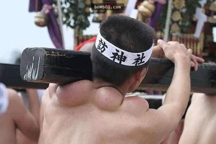 Không khí sôi động và sự chật vật của đoàn rước kiệu Mikoshi tại Nhật Bản. Ảnh: Oddity Central