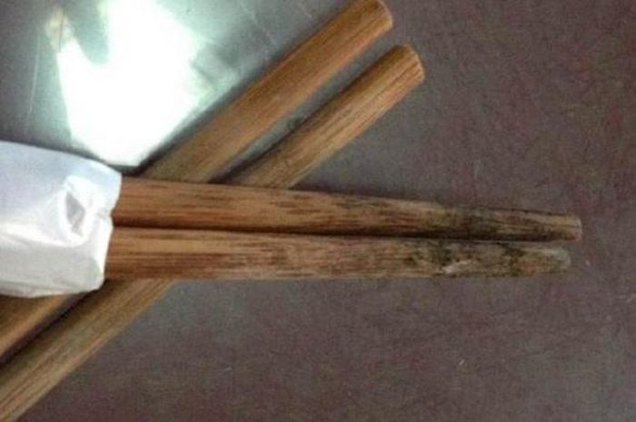 Đũa, thìa bằng gỗ có thể bị nứt hoặc mốc nếu thường xuyên tiếp xúc với độ ẩm và không được làm khô đúng cách - Ảnh minh hoạ
