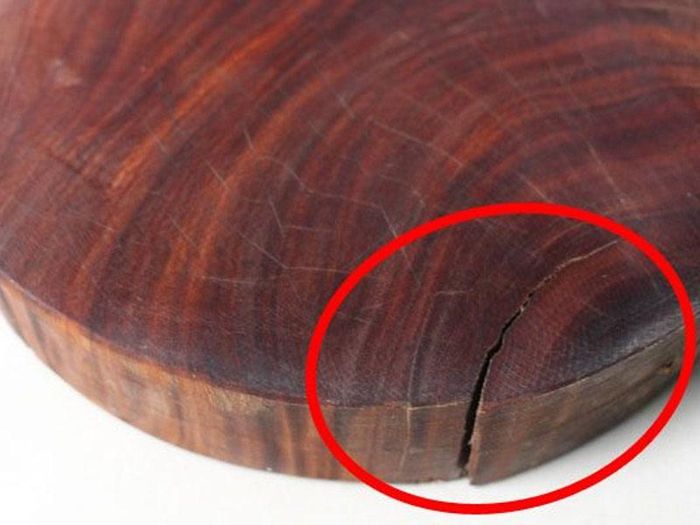 Khi thớt đã nứt sâu, cong vênh hoặc có những khe rãnh khó làm sạch, cặn thực phẩm và độ ẩm có thể tích tụ bên trong làm tăng nguy cơ nhiễm bẩn - Ảnh minh hoạ