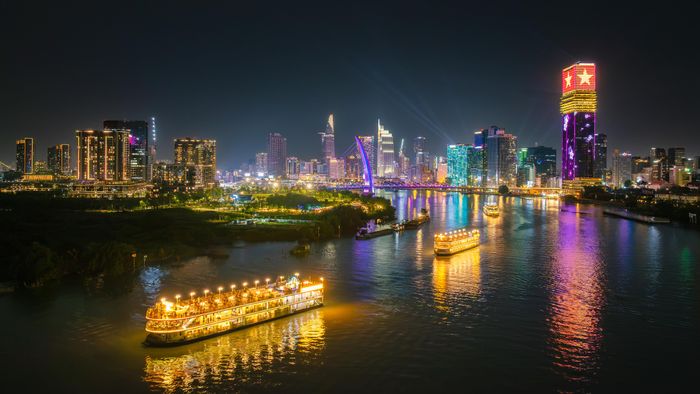 Tàu du lịch trên sông Sài Gòn