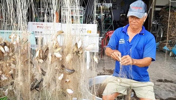 Nước trên đồng bắt đầu rút, người dân bắt được rất nhiều cá