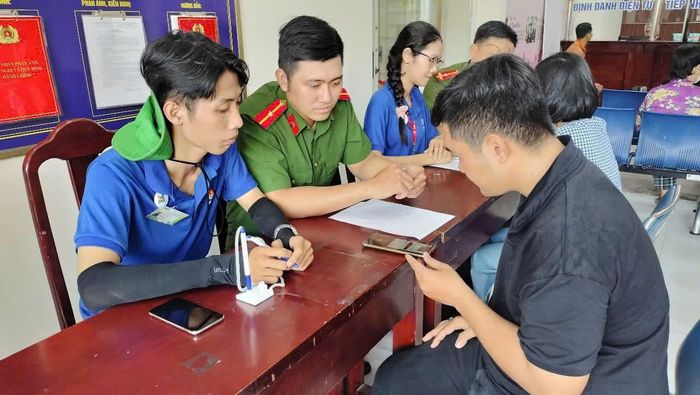 Hướng dẫn người dân giải quyết các thủ tục hành chính