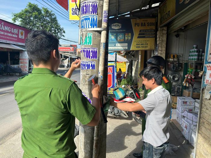 Ra quân bóc xóa "quảng cáo bẩn"