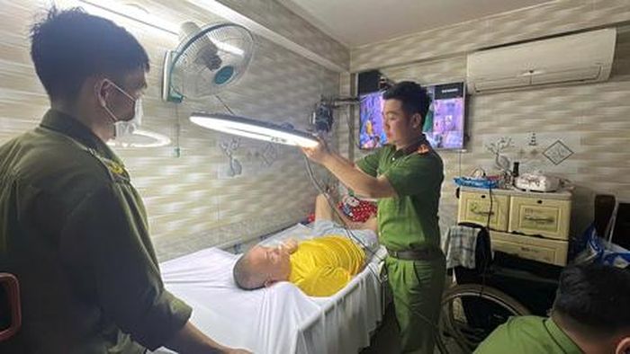 Thăm hỏi, chăm sóc người có hoàn cảnh khó khăn