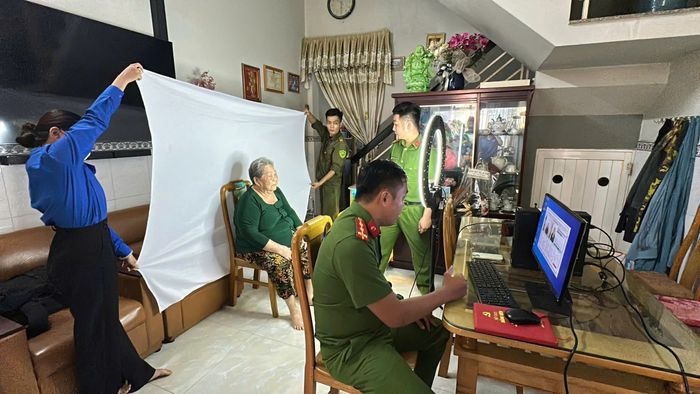 Đến tận nhà làm CCCD cho người có hoàn cảnh đặc biệt