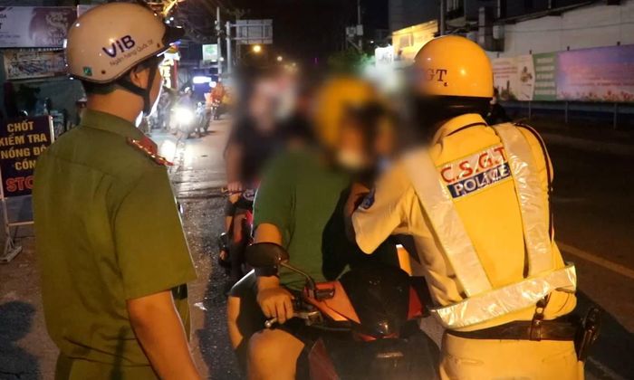 Cảnh sát giao thông đo nồng độ cồn