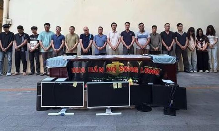 Các bị can trong vụ án đòi nợ thuê núp bóng Công ty Song Long cùng tang vật tại cơ quan Công an