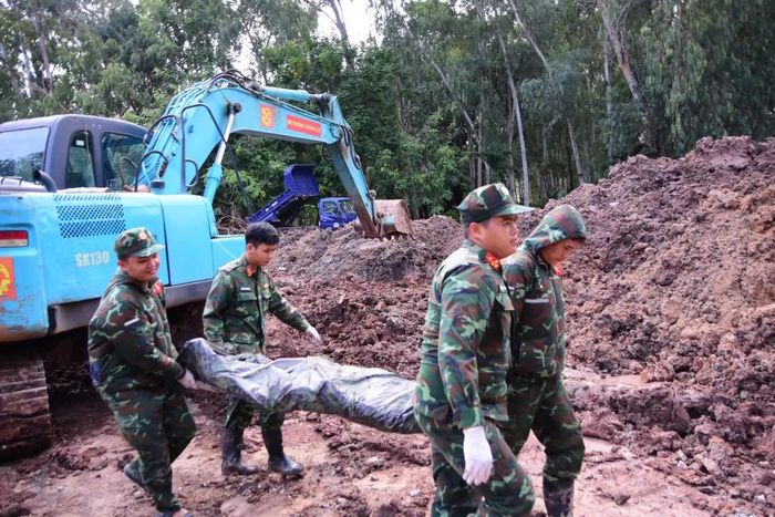 Ngày 17/10, lực lượng làm nhiệm vụ tại Công viên Lê Thị Riêng phát hiện thêm 13 HCLS cùng 2 bộ di vật kèm theo