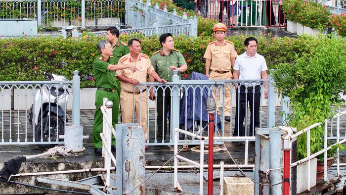 Đại tá Trần Hồng Minh, Phó Giám đốc Công an TPHCM kiểm tra tại khu vực nhịp cầu được đưa đến