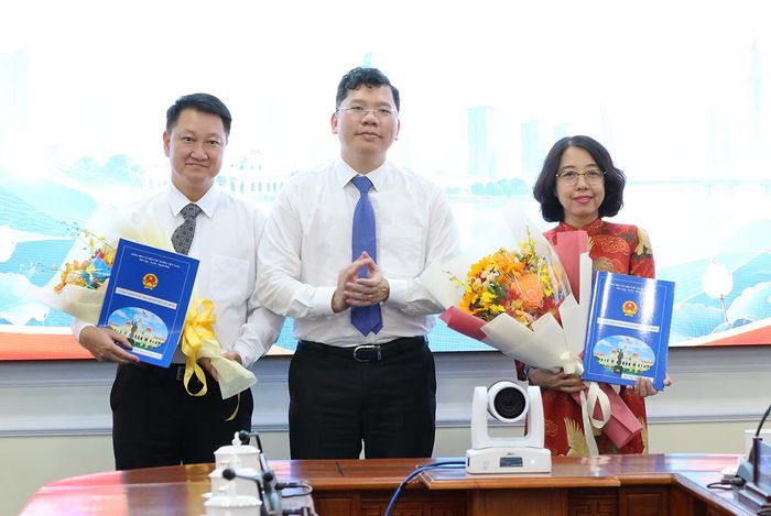 Phó Chủ tịch UBND TPHCM Hoàng Nguyên Dinh trao quyết định cho các cán bộ 