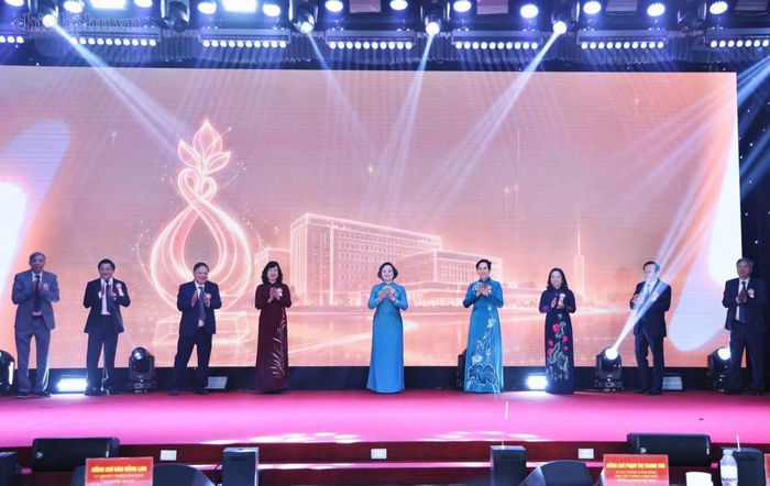 Phó Thủ tướng Phạm Thị Thanh Trà và các đại biểu khai trương Bệnh viện Phụ sản Trung ương Cơ sở 2 tại Hà Nội .
