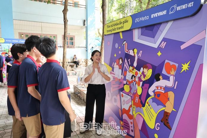  Chương trình “Đối thoại vì Không gian số an toàn cho thanh thiếu niên” giúp phụ huynh và thanh thiếu niên hiểu rõ hơn về những tính năng an toàn được tích hợp sẵn trong chế độ Tài khoản Thanh thiếu niên trên Instagram, Facebook và Messenger 