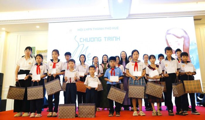 Trao quà cho các em tại chương trình