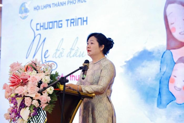 Đồng chí Dương Thị Thu Thủy - Phó Chủ tịch Ủy ban MTTQ Việt Nam thành phố Huế, Chủ tịch Hội LHPN thành phố phát biểu tại chương trình