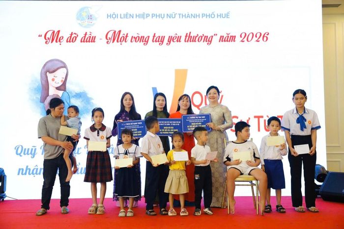 Trao quà cho các em tại chương trình